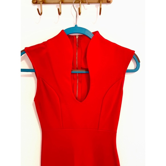 Sexy fitted popping red dress with a low V-neck - Picture 3 of 5